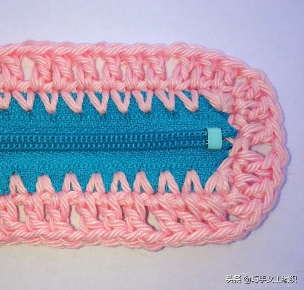 舊衣褲的拉鍊剪下來後，用鉤針戳一圈就有無數的收納