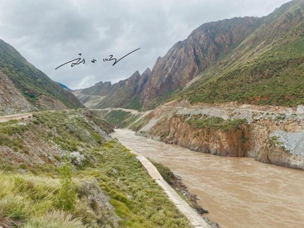 西藏洛隆的重要橋樑,就在國道349旁邊,曾是跨越怒江的唯一通道 西藏洛隆的重要橋樑,就在國道349旁邊,曾是跨越怒江的唯一通道