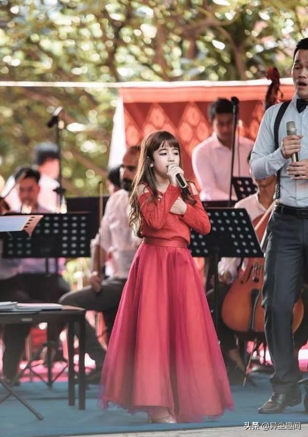 10歲精通5國語言！柬埔寨甜美混血小公主五官好夢幻，能歌善舞