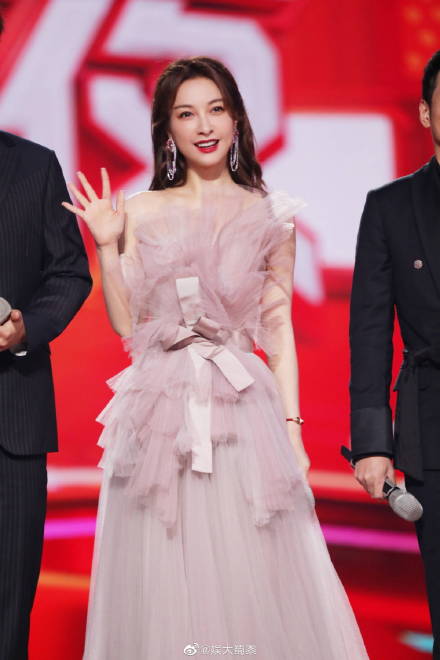 #吳昕曬湖南衛視跨年晚會彩排照# 會和吉克雋逸帶來《紅山果》