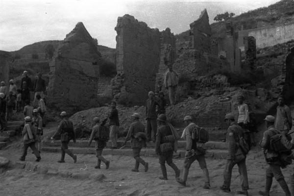 遠征軍營長和美軍教官比賽打槍，營長打出了49環的成績，教官折服