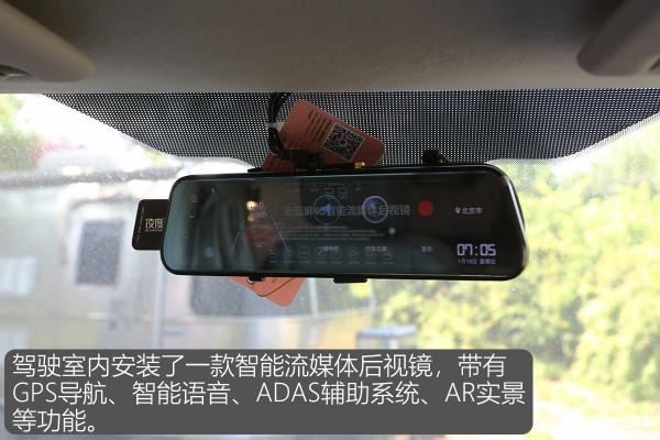 不懼限高！美女初體驗高度只有2米4的宇通福特B型房車