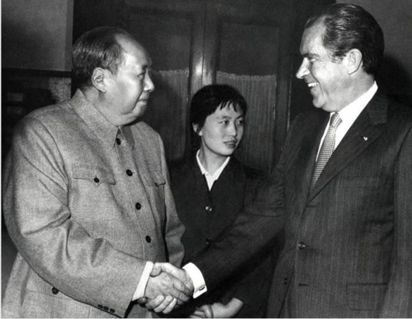 尼克松問毛主席：您有什麼特長？主席回答後，尼克松向他鞠了一躬