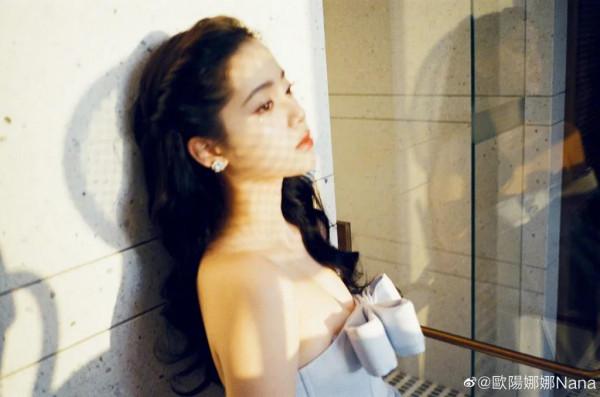 #歐陽娜娜曬出最新寫真 頭戴皇冠甜美可人