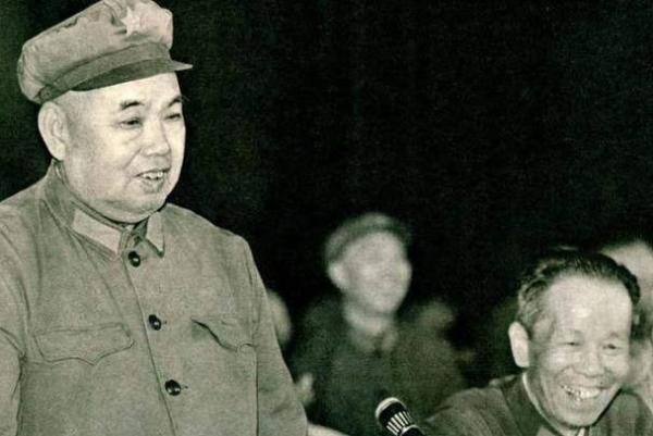 建國後許世友回鄉，為何要對自己的親叔叔拔槍，聲稱要大義滅親