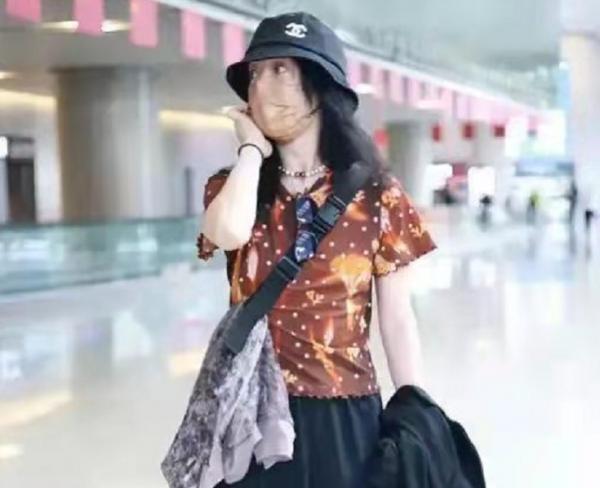 真巨星一點沒包袱!周迅穿休閒裝走機場,粉襪子套涼鞋竟然不土? 真巨星一點沒包袱!周迅穿休閒裝走機場,粉襪子套涼鞋竟然不土?