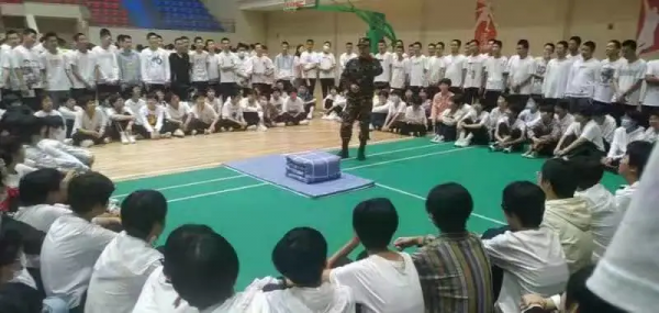 強化內務管理 養成良好習慣——彩虹中學高一年級舉行內務整理培訓活動