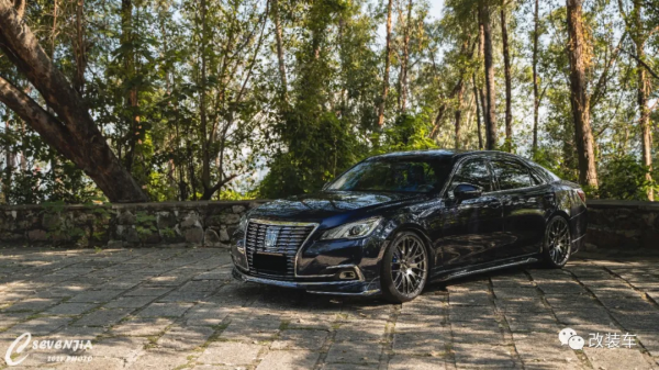 簡約又不失內涵的日規14代目豐田皇冠，只是為了完成兒時的夢