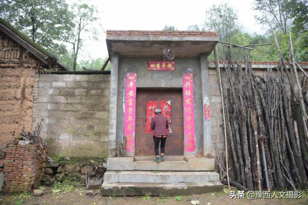 山村老兩口活力旺盛，跟天鬥、跟野畜鬥，偶爾還跟兒子鬥一鬥