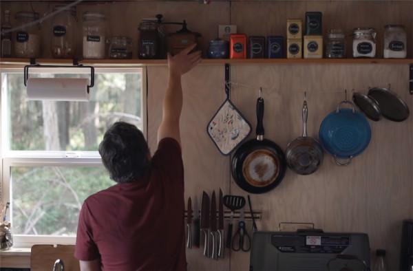 一對夫婦在荒島上住2年,蓋起10㎡蝸居,“離網”的日子簡單快樂 一對夫婦在荒島上住2年,蓋起10㎡蝸居,“離網”的日子簡單快樂