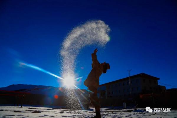 12天,2000公里,高原女兵帶去歡樂與溫暖 12天,2000公里,高原女兵帶去歡樂與溫暖