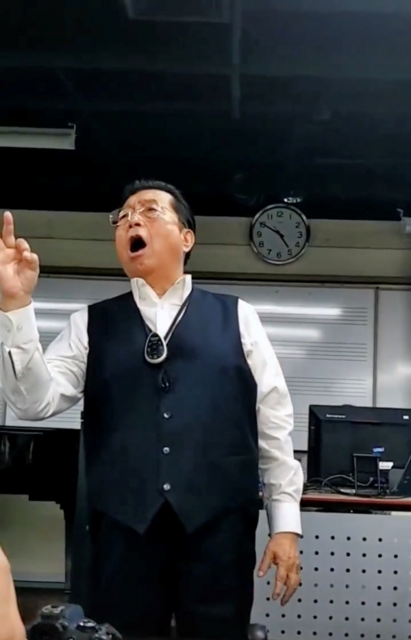 82歲李雙江罕露面！面色紅潤滿頭濃密黑髮，親自教學飆高音獲熱捧