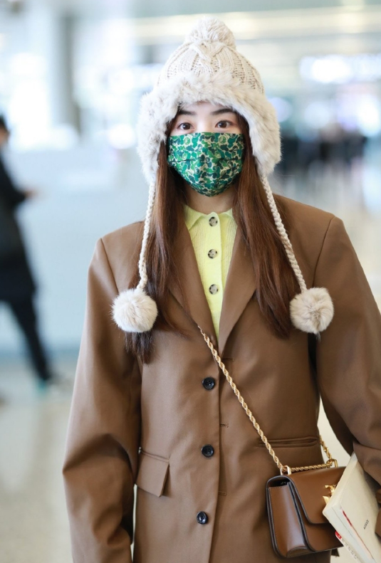 32歲的張含韻無需刻意扮嫩，毛球帽搭西裝溫柔有活力，少女感絕了