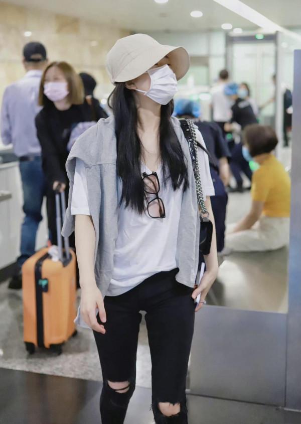 趙露思如此低調!看完了她的機場穿搭,你才會驚呼黑白配真高階 趙露思如此低調!看完了她的機場穿搭,你才會驚呼黑白配真高階