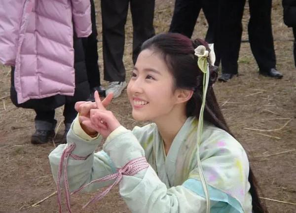 盤一盤過去古裝劇的服裝造型,跟現在的蚊帳子看看有多大差別 盤一盤過去古裝劇的服裝造型,跟現在的蚊帳子看看有多大差別