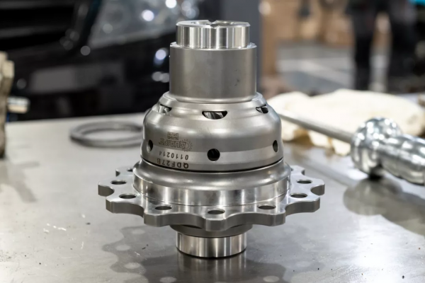 專業車手也無法拒絕的V8自吸戰車,濃墨重彩的二手C63 AMG 專業車手也無法拒絕的V8自吸戰車,濃墨重彩的二手C63 AMG