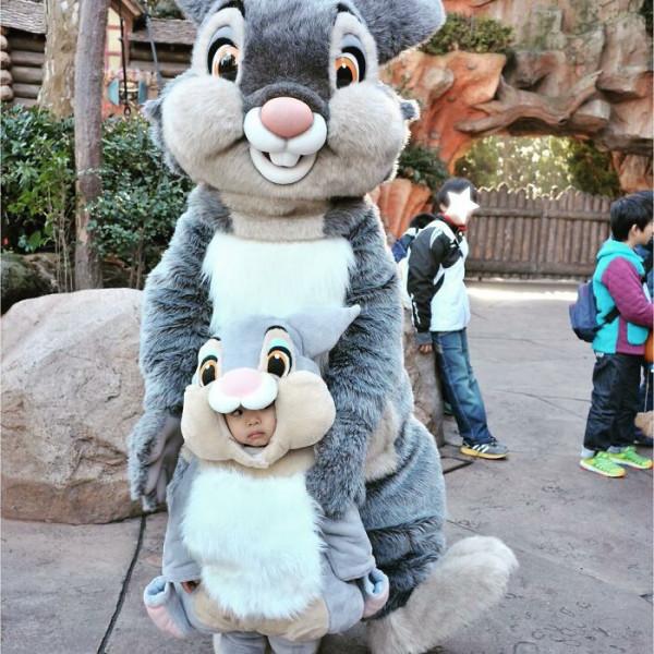 可愛的孩子們穿著媽媽為他們製作的手工服裝 可愛的孩子們穿著媽媽為他們製作的手工服裝