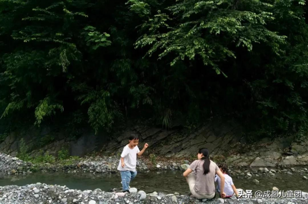 為孩子構建另一種審美可能性，她帶著娃去山裡“走野路”