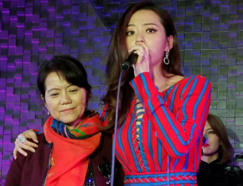 張靚穎“撞衫”景甜，同穿黑西裝亮面，和馮珂“分手”後滿臉疲憊