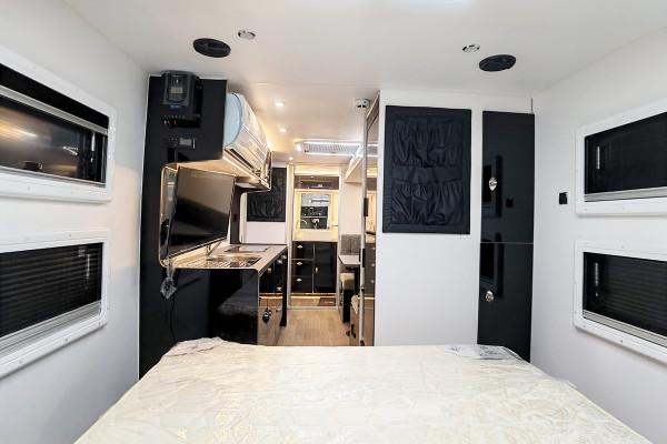 五星級拖掛房車！雙軸獨立懸掛＋乾溼分離衛生間，科斯大黑牛拖掛