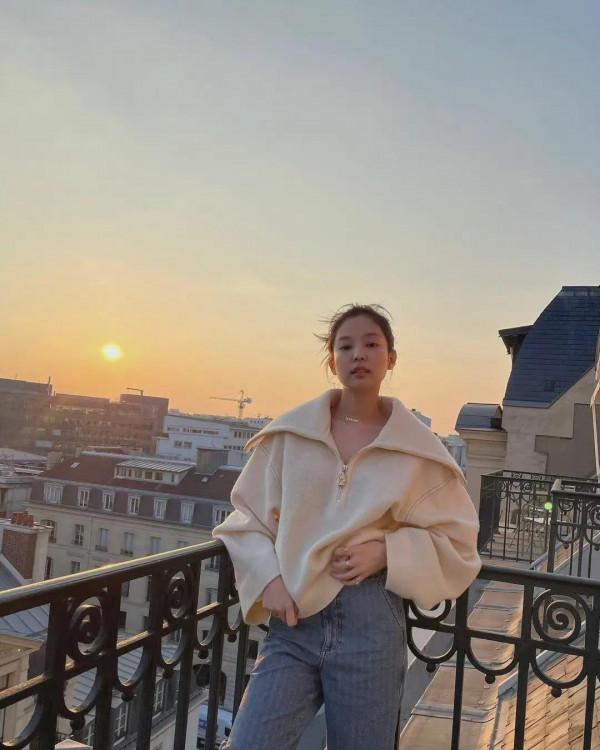 Jennie 金智妮ins更新落日自拍照，我妮真的好瘦好美好可愛哦