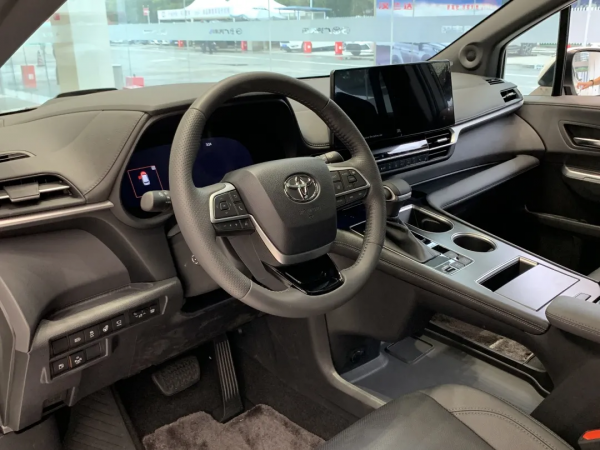 用賓士C級的價格，買這麼大一輛MPV，你說賽那值不值？