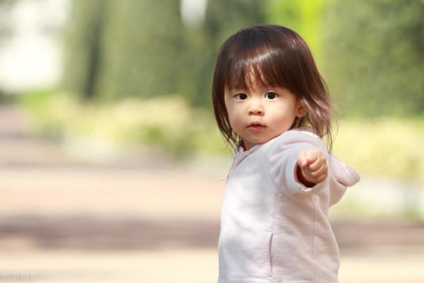 孩子這樣走路，暗示發育出現大問題！越早發現越好