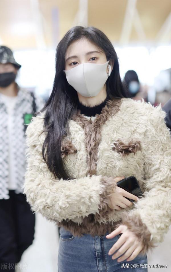 街拍：鞠婧神身穿白色羊羔毛小外套現身身材嬌小甜美可愛