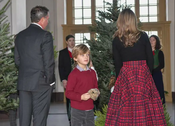 瑞典瑪德琳公主攜夫帶娃回孃家過聖誕節，仨萌娃呆萌可愛太搶鏡
