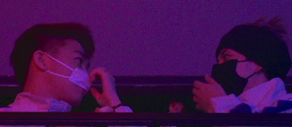 王嘉爾和何猷君在KPL現場啃雞腿,還一本正經的深情對視,笑yue了 王嘉爾和何猷君在KPL現場啃雞腿,還一本正經的深情對視,笑yue了