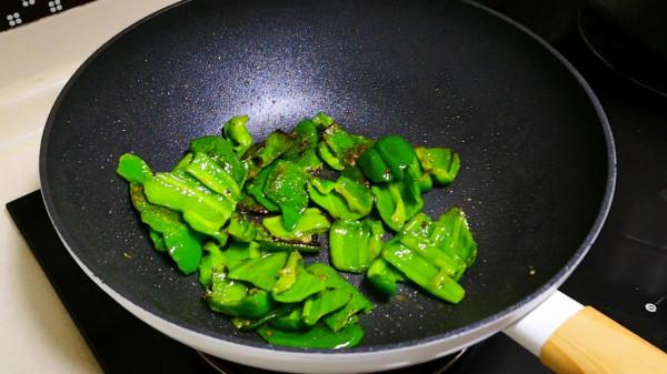 虎皮青椒家常做法，好吃不油膩，味道超讚，比吃肉還香，太過癮了