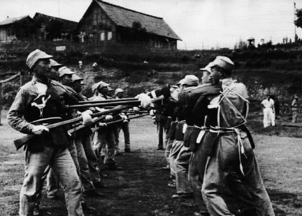 在美國人的全力支援下，遠征軍特務連都用了自動武器