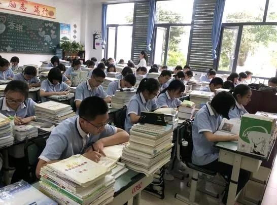 初中成績很好,進入重點高中的重點班成績倒數,感到自卑怎麼樣? 初中成績很好,進入重點高中的重點班成績倒數,感到自卑怎麼樣?