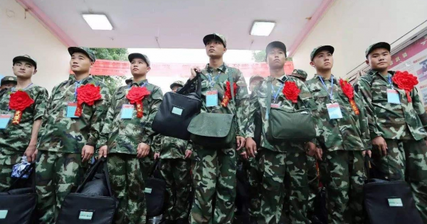 當兵退伍之後,40萬退伍費和事業單位二選一,兵哥哥的選擇很現實 當兵退伍之後,40萬退伍費和事業單位二選一,兵哥哥的選擇很現實