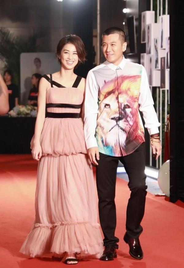 黃聖依和老公合體出行,她一襲粉裙挺嬌媚,老公卻像“土豪” 黃聖依和老公合體出行,她一襲粉裙挺嬌媚,老公卻像“土豪”