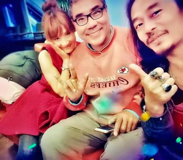 從毛阿敏身價百億60歲老公突然逝去看人間煙火最值得珍惜