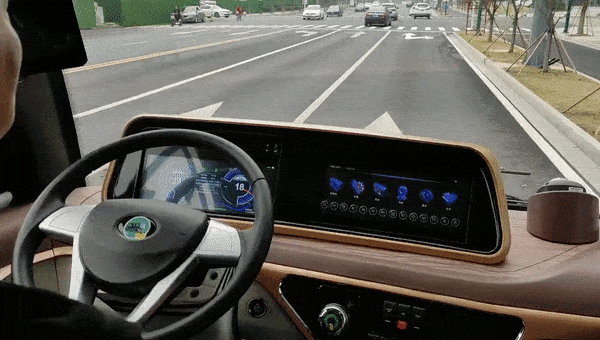 無錫鬧市無人車，大爺大媽搶著坐