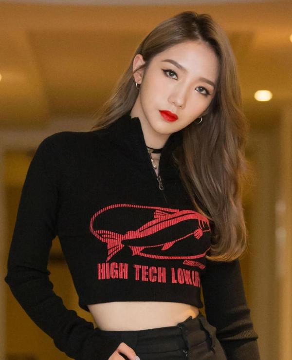 孟美岐高畫質圖集：樂華“孟三姐”別人雙十一搶貨，她搶別人什麼？