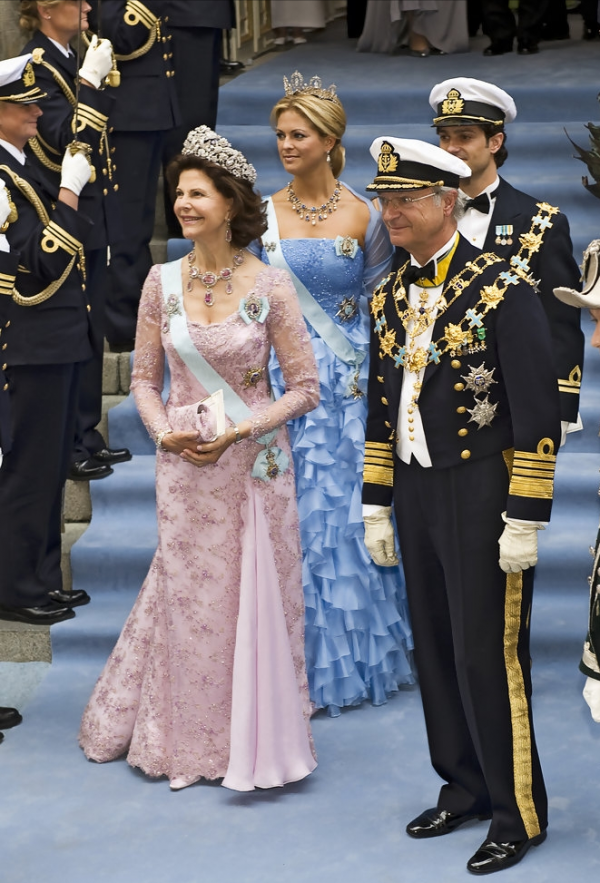 “未來女王”艾斯黛拉：和母親開創女王時代，卻因父親被國民指責