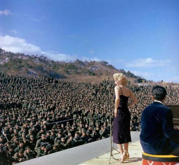 1954年,夢露在韓國勞軍,冬天穿吊帶裙演出,點燃數10萬美軍激情 1954年,夢露在韓國勞軍,冬天穿吊帶裙演出,點燃數10萬美軍激情
