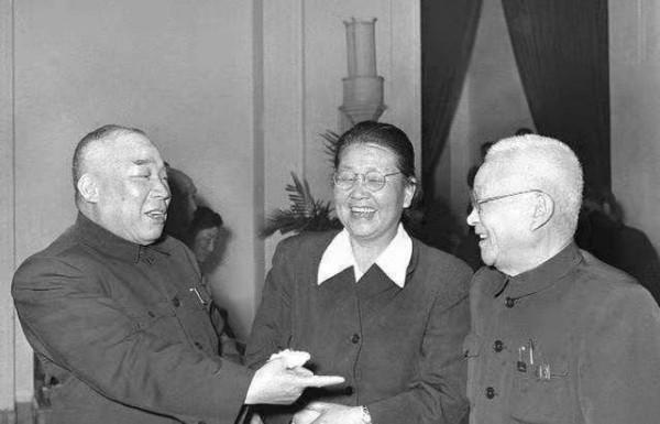 她是上將夫人，建國後當了15年部長，後成副國級，兒子是少將