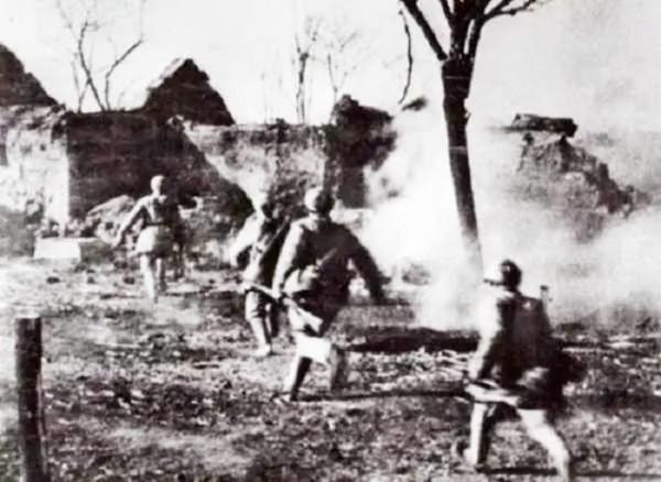 淮海戰役危急時刻，17歲副排長臨陣自薦：聽我指揮！後成軍區司令