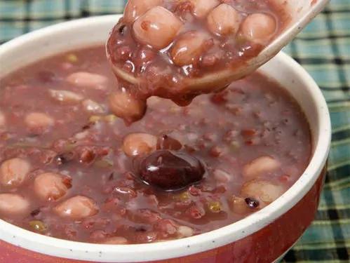 防止熬好的粥洩掉，歡迎早餐店老闆們來補充