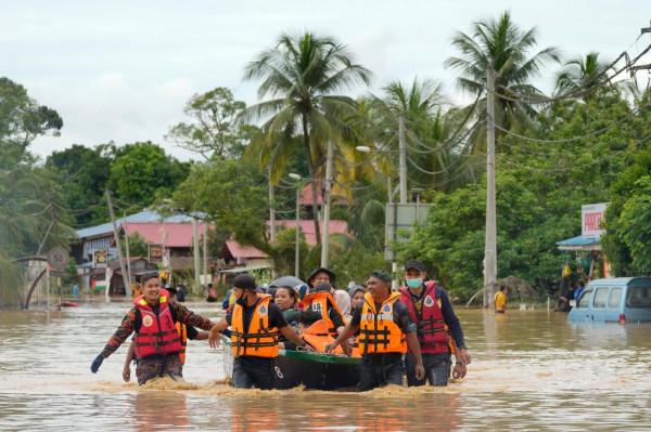 馬來西亞洪水導致上萬人疏散
