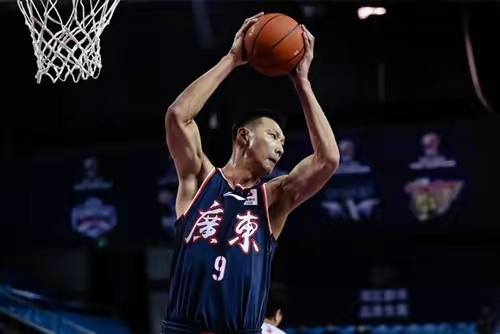 破案了！威爾斯被易建聯撞傷，慢鏡回放，這是否有意為之？