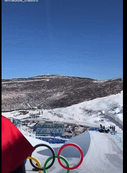 美國滑雪小姐姐臨走時瘋狂點菜，哭著說再不點，以後就吃不到了