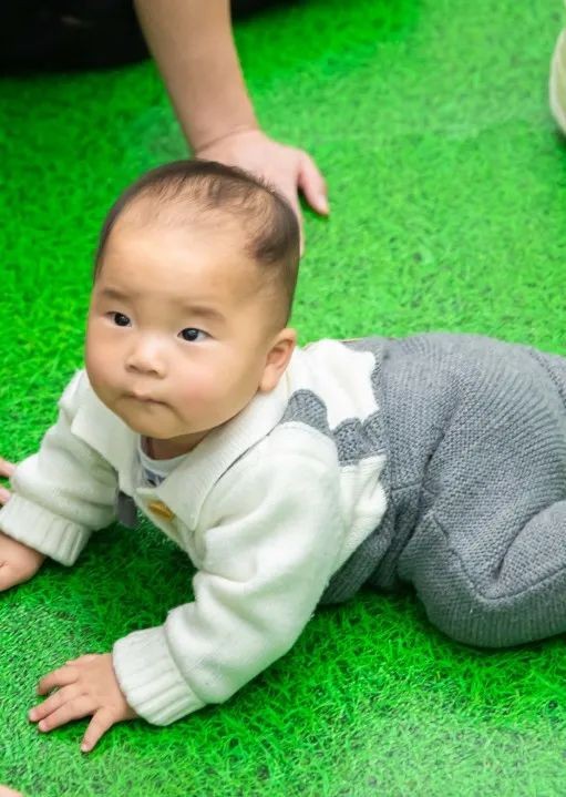 禾芸嘉萌寶爬爬賽結束啦,進來見識一下人類幼崽的戰鬥力吧 禾芸嘉萌寶爬爬賽結束啦,進來見識一下人類幼崽的戰鬥力吧