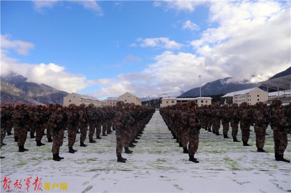 第77集團軍某旅：新年開訓燃炸雪域大地