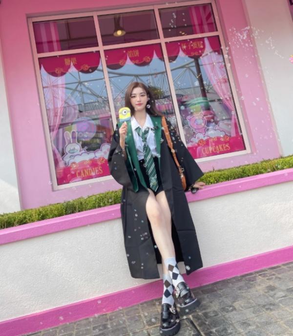 許佳琪的“愛豆腰”有多細？最小碼牛仔褲還扎雙腰帶，不料成焦點