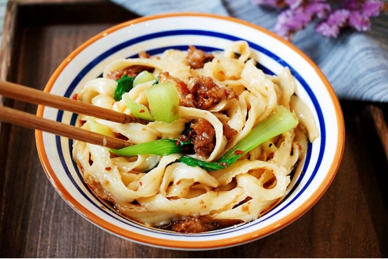 一鍋滷肉太香了，做成肉滷刀削麵，吃完還想吃